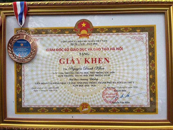 CHÚC MỪNG EM NGUYỄN DANH KHOA - HỌC SINH TRƯỜNG THPT SÓC SƠN ĐẠT HUY CHƯƠNG ĐỒNG LIÊN HOAN TÀI NĂNG NHẠC CỤ HỌC SINH THÀNH PHỐ HÀ NỘI LẦN THỨ I, NĂM HỌC 2025-2026- Ảnh 3.