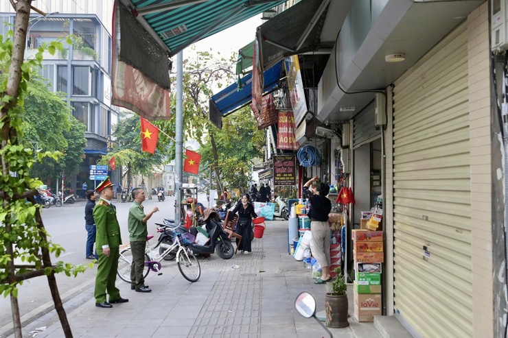 Phường Hồng Hà ra quân đảm bảo trật tự đô thị, vệ sinh môi trường chào mừng Đại hội XIV của Đảng- Ảnh 2.