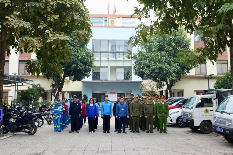 Phường Hồng Hà ra quân đảm bảo trật tự đô thị, vệ sinh môi trường chào mừng Đại hội XIV của Đảng- Ảnh 1.