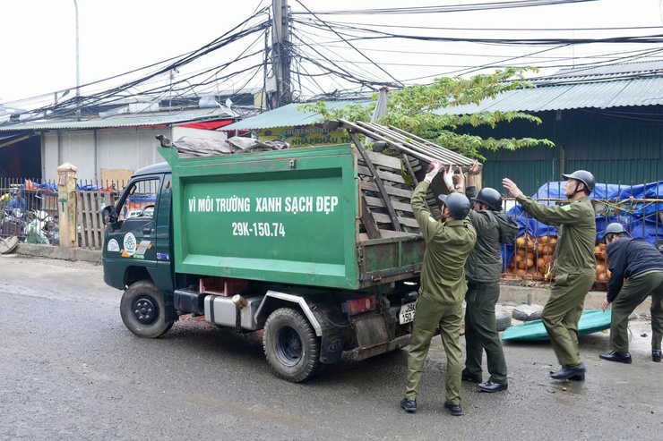 Phường Hồng Hà ra quân đảm bảo trật tự đô thị, vệ sinh môi trường chào mừng Đại hội XIV của Đảng- Ảnh 6.
