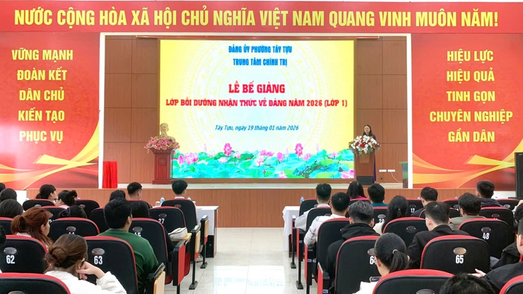 Trung tâm Chính trị phường Tây Tựu bế giảng lớp bồi dưỡng nhận thức về Đảng- Ảnh 1.