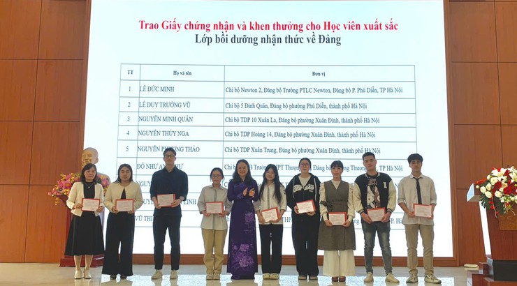 Trung tâm Chính trị phường Tây Tựu bế giảng lớp bồi dưỡng nhận thức về Đảng- Ảnh 2.