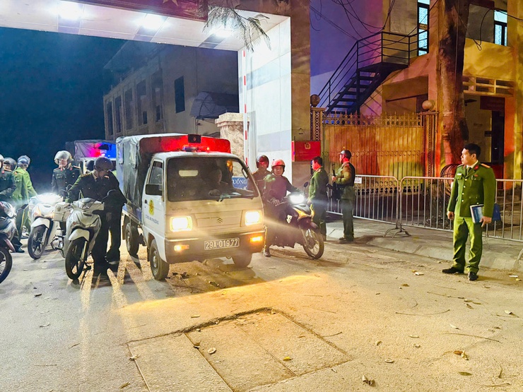 CÔNG AN XÃ VÂN ĐÌNH TỔ CHỨC TUẦN TRA ĐÊM BẢO ĐẢM AN NINH TRẬT TỰ PHỤC VỤ ĐẠI HỘI ĐẢNG TOÀN QUỐC LẦN THỨ XIV- Ảnh 2.