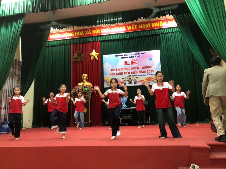 Thôn Bối Khê rộn ràng Lễ phát thưởng khuyến học ngày đầu năm mới Bính Ngọ 2026
- Ảnh 2.