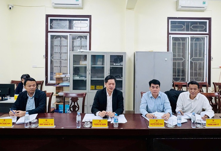 Đồng chí Bí thư Đảng uỷ, Chủ tịch HĐND xã tiếp công dân định kỳ tháng 12/2025- Ảnh 1.