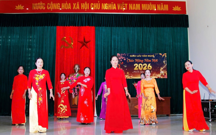 Ứng Hòa hỗ trợ 188,5 triệu đồng cho các thôn tổ chức   hoạt động văn hóa, văn nghệ chào năm mới 2026- Ảnh 2.