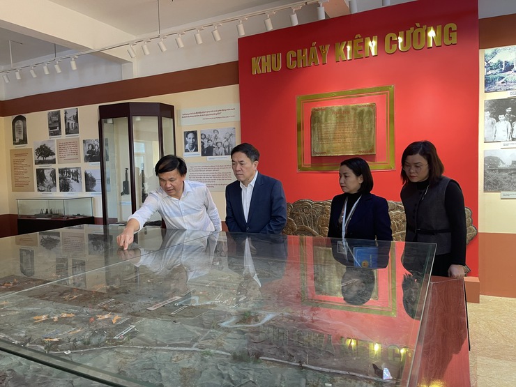 Bí thư Đảng ủy, Chủ tịch HĐND xã Ứng Hòa Đàm Văn Huân dâng hương tưởng niệm liệt sĩ, thăm Bảo tàng Khu Cháy.- Ảnh 1.