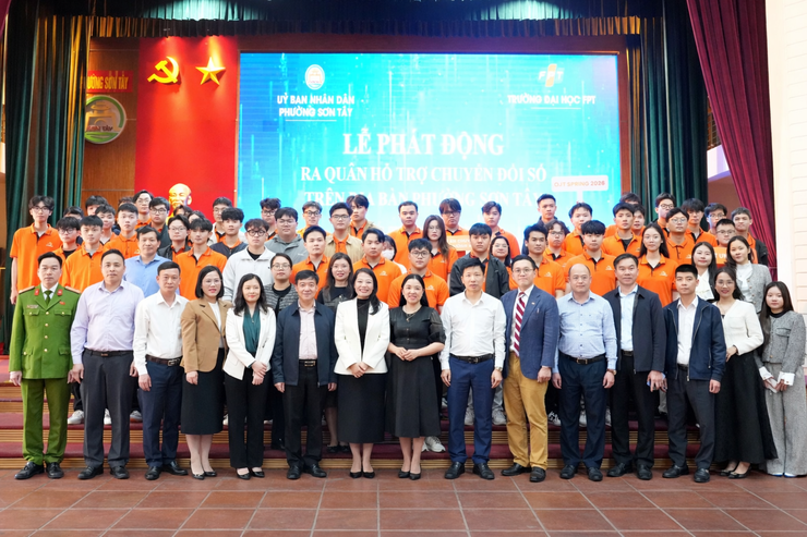 SƠN TÂY PHÁT ĐỘNG RA QUÂN HỖ TRỢ CHUYỂN ĐỔI SỐ TẠI 57 TỔ DÂN PHỐ- Ảnh 2.