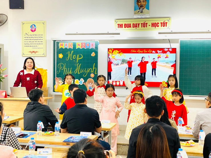 HỌP PHỤ HUYNH HỌC SINH HỌC KÌ I - TRƯỜNG TIỂU HỌC TRẦN PHÚ ĐỔI MỚI – SÁNG TẠO – ĐỒNG HÀNH CÙNG HỌC SINH NĂM HỌC: 2025 – 2026- Ảnh 1.