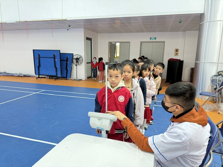 Trường Tiểu học Bùi Quốc Khái tổ chức khám sức khỏe cho học sinh- Ảnh 1.