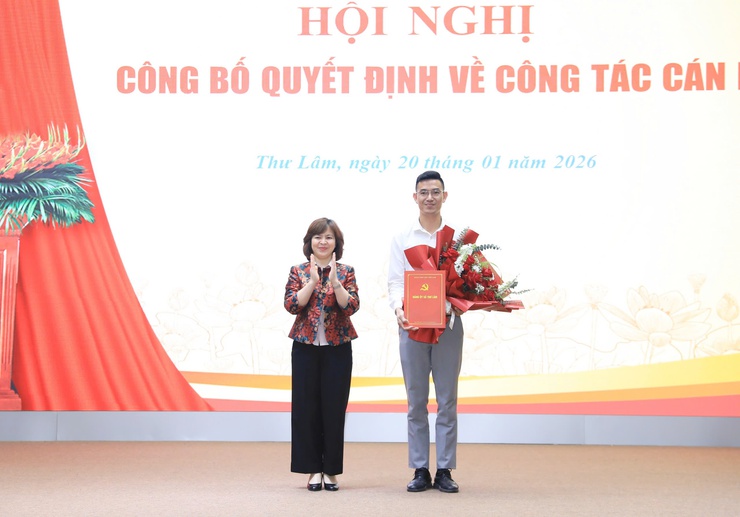 ĐẢNG ỦY XÃ THƯ LÂM CÔNG BỐ QUYẾT ĐỊNH VỀ CÔNG TÁC CÁN BỘ- Ảnh 1.