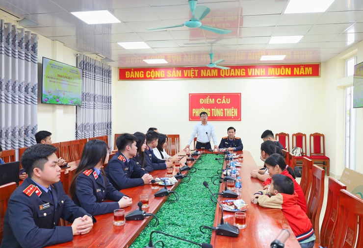 Viện Kiểm sát nhân dân khu vực 9 Hà Nội trao tặng quà tết cho trẻ em, hộ gia đình có hoàn cảnh khó khăn tại phường Tùng Thiện- Ảnh 4.