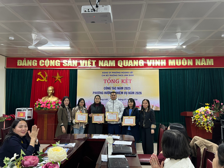 Chi bộ Trường THCS Linh Đàm tổ chức tổng kết công tác năm 2025, phương hướng nhiệm vụ năm 2026- Ảnh 2.