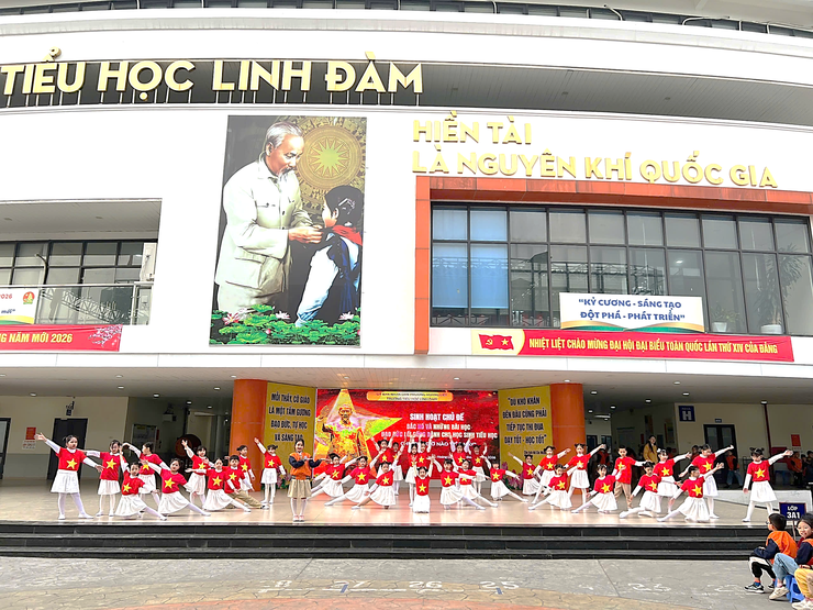 Sinh hoạt dưới cờ của trường Tiểu học Linh Đàm với chủ đề “Giờ nào việc nấy” - Bài học nhỏ, giá trị lớn từ tấm gương Bác Hồ- Ảnh 2.