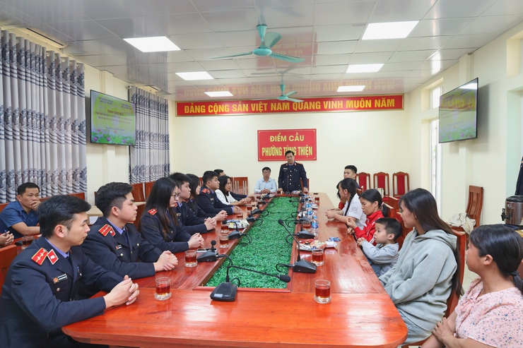 Viện Kiểm sát nhân dân khu vực 9 Hà Nội trao tặng quà tết cho trẻ em, hộ gia đình có hoàn cảnh khó khăn tại phường Tùng Thiện- Ảnh 1.