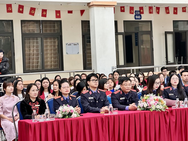 TUYÊN TRUYỀN PHỔ BIẾN GIÁO DỤC PHÁP LUẬT TẠI TRƯỜNG THCS ĐỖ NGỌC DU- Ảnh 2.