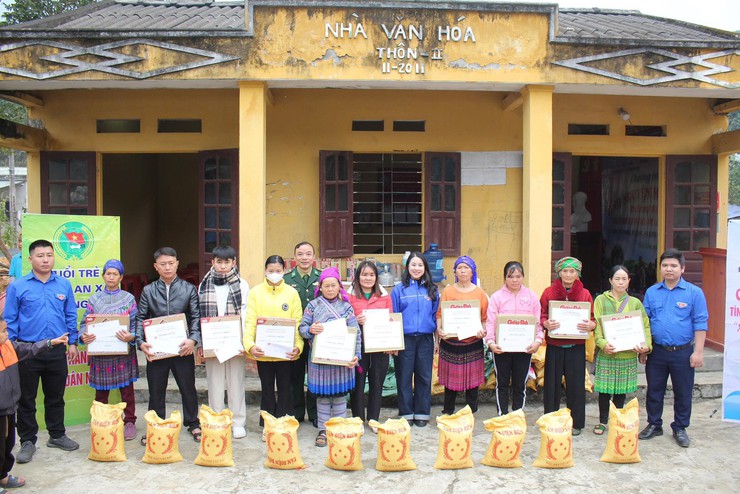 Đoàn TNCS Hồ Chí Minh xã Quảng Bị đã tổ chức thành công Hành trình “Tình nguyện Mùa đông- Ảnh 8.