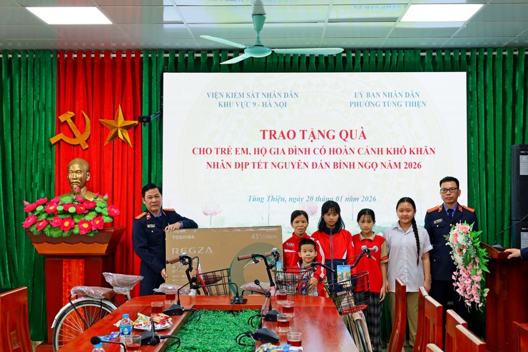 Viện Kiểm sát nhân dân khu vực 9 Hà Nội trao tặng quà tết cho trẻ em, hộ gia đình có hoàn cảnh khó khăn tại phường Tùng Thiện- Ảnh 2.