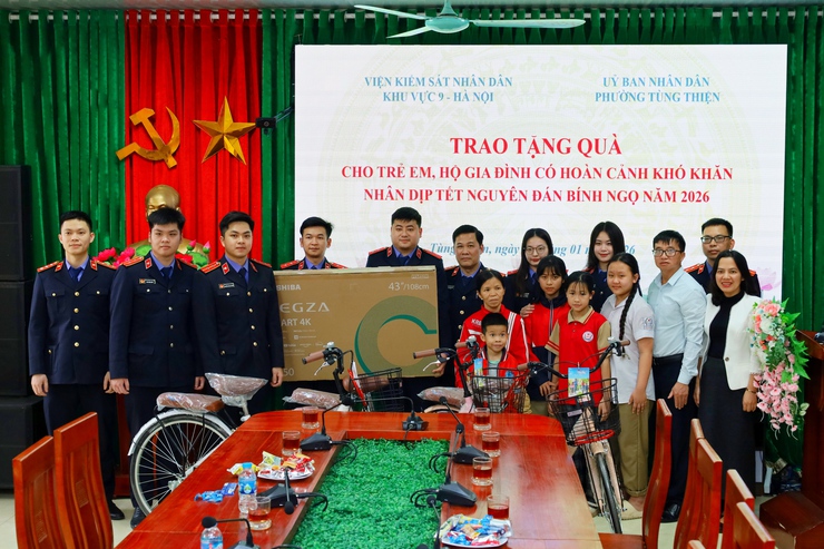 Viện Kiểm sát nhân dân khu vực 9 Hà Nội trao tặng quà tết cho trẻ em, hộ gia đình có hoàn cảnh khó khăn tại phường Tùng Thiện- Ảnh 3.