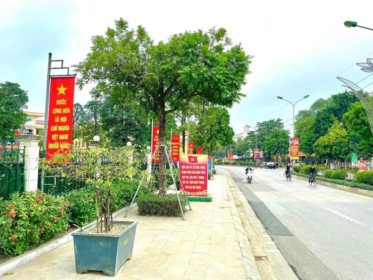 Thạch Thất rực rỡ sắc cờ, đồng lòng hướng về Đại hội XIV của Đảng- Ảnh 1.