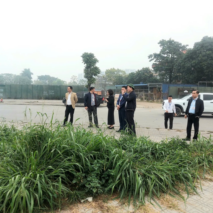 Đồng chí Bí thư Đảng ủy phường Phúc Lợi kiểm tra công tác vệ sinh môi trường trên địa bàn phường- Ảnh 1.