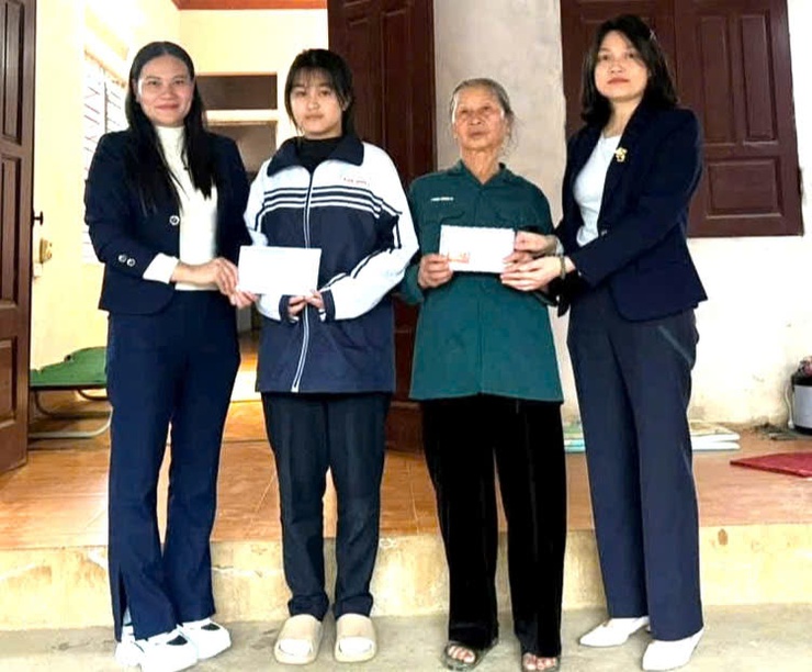 Đội Cứu hộ TN Kim Sơn nhận đỡ đầu  học sinh có hoàn cảnh khó khăn- Ảnh 1.