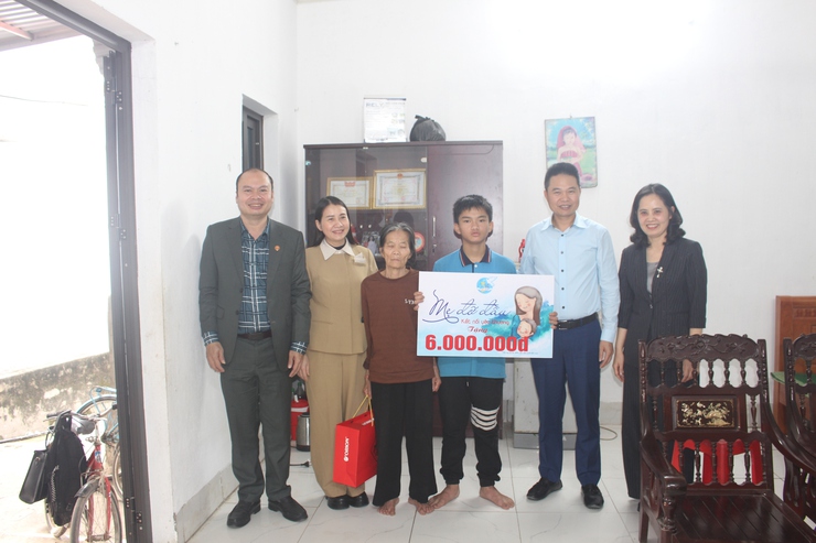 LAN TỎA NGHĨA TÌNH ĐẢNG – TIẾP SỨC HỌC SINH NGHÈO VƯỢT KHÓ VƯƠN LÊN- Ảnh 1.