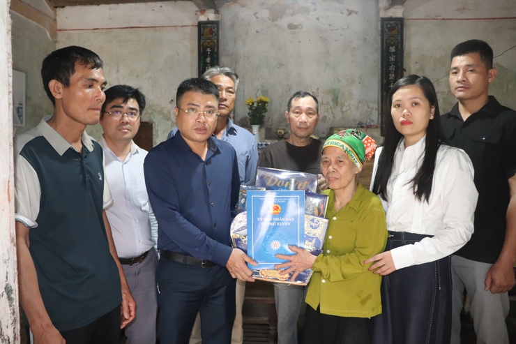 Đồng chí Phó Chủ tịch UBND xã Phú Xuyên trao hỗ trợ đến các gia đình có nạn nhân tử vong do Tai nạn giao thông- Ảnh 1.