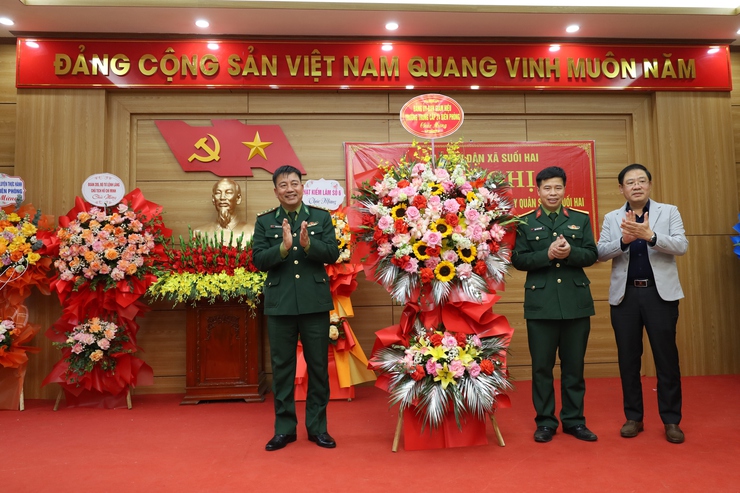 Xã Suối Hai bàn giao nhiệm vụ Chỉ huy trưởng Ban Chỉ huy quân sự xã Suối Hai và ký kết quy chế phối hợp, hiệp đồng lực lượng trong Phòng thủ dân sự với các đơn vị quân đội đóng quân trên địa bàn.- Ảnh 6.