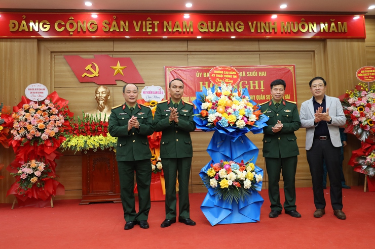 Xã Suối Hai bàn giao nhiệm vụ Chỉ huy trưởng Ban Chỉ huy quân sự xã Suối Hai và ký kết quy chế phối hợp, hiệp đồng lực lượng trong Phòng thủ dân sự với các đơn vị quân đội đóng quân trên địa bàn.- Ảnh 4.