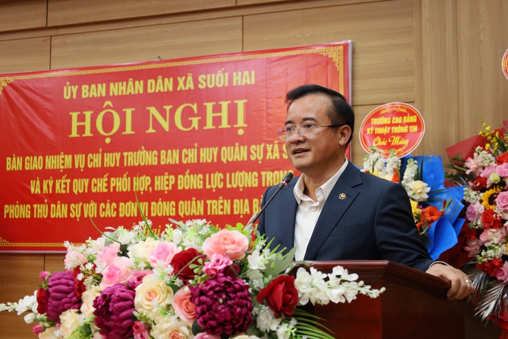 Xã Suối Hai bàn giao nhiệm vụ Chỉ huy trưởng Ban Chỉ huy quân sự xã Suối Hai và ký kết quy chế phối hợp, hiệp đồng lực lượng trong Phòng thủ dân sự với các đơn vị quân đội đóng quân trên địa bàn.- Ảnh 1.