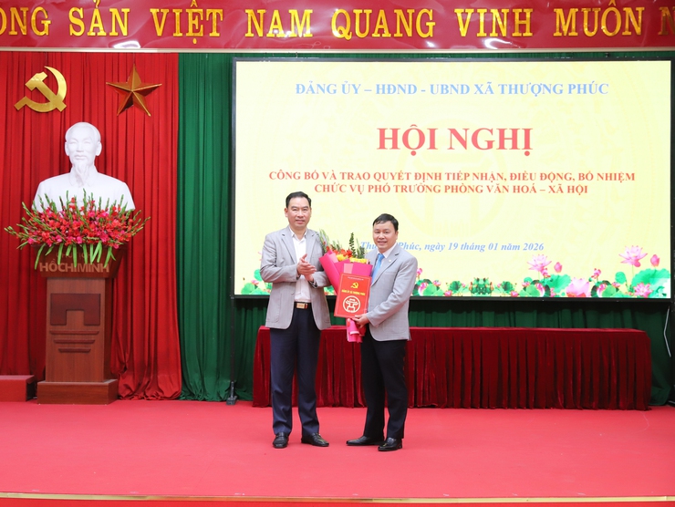 Công bố và trao Quyết định tiếp nhận, điều động và bổ nhiệm Phó Trưởng Phòng Văn hóa – Xã hội- Ảnh 1.