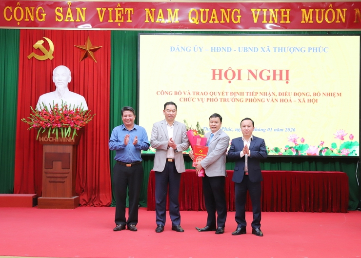 Công bố và trao Quyết định tiếp nhận, điều động và bổ nhiệm Phó Trưởng Phòng Văn hóa – Xã hội- Ảnh 2.