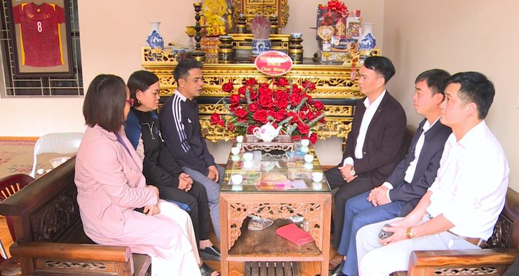 Phó Chủ tịch Thường trực UBND xã Phúc Lộc thăm gia đình cầu thủ Khuất Văn Khang- Ảnh 2.