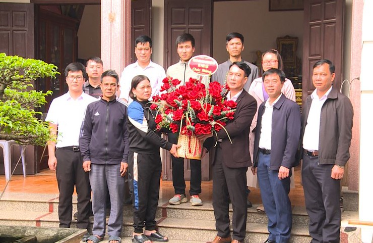 Phó Chủ tịch Thường trực UBND xã Phúc Lộc thăm gia đình cầu thủ Khuất Văn Khang- Ảnh 3.