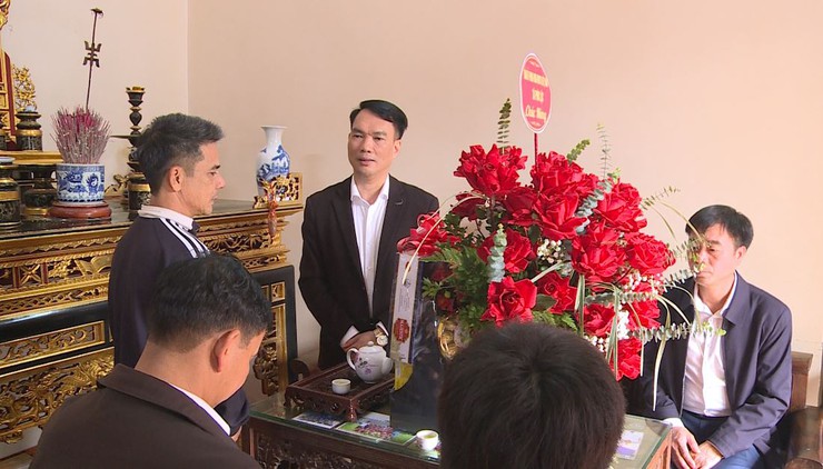 Phó Chủ tịch Thường trực UBND xã Phúc Lộc thăm gia đình cầu thủ Khuất Văn Khang- Ảnh 1.