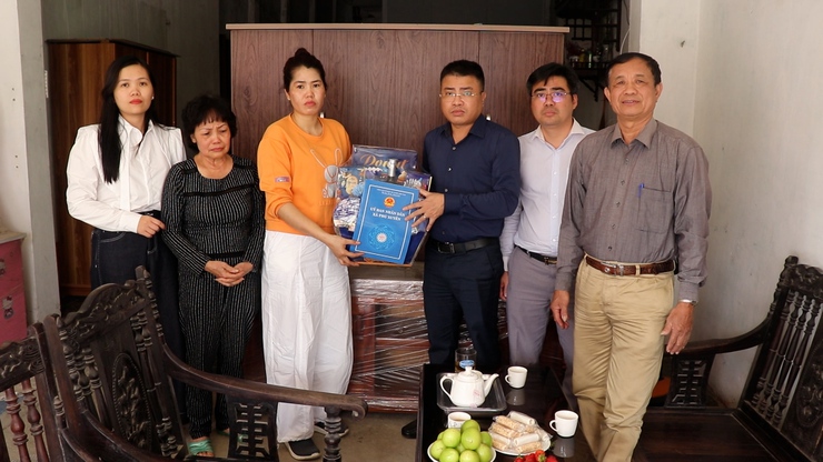 Đồng chí Phó Chủ tịch UBND xã Phú Xuyên trao hỗ trợ đến các gia đình có nạn nhân tử vong do Tai nạn giao thông- Ảnh 2.