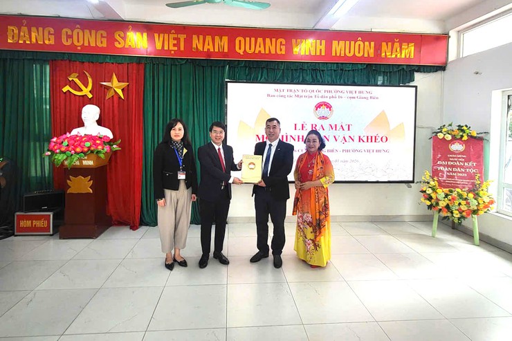 Ủy ban MTTQ Việt Nam phường chỉ đạo Ban công tác Mặt trận Tổ dân phố số 16, cụm Giang Biên ra mắt mô hình chào mừng chào mừng Đại hội Đảng lần thứ XIV và bầu cử Quốc hội, HĐND các cấp.- Ảnh 1.