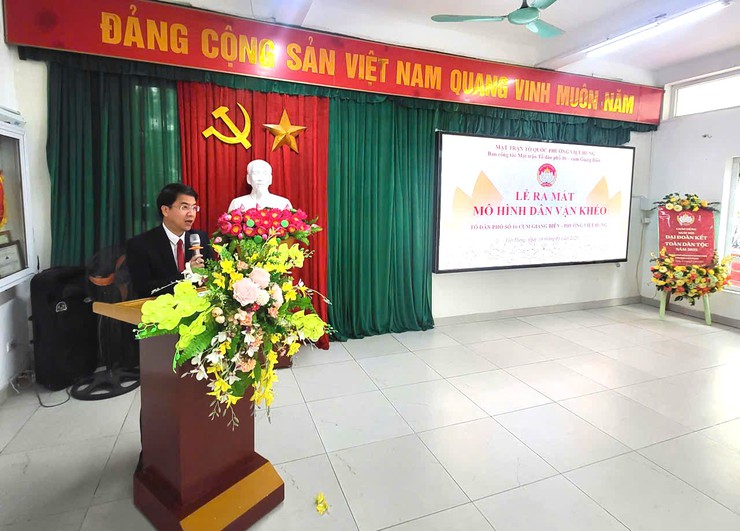 Ủy ban MTTQ Việt Nam phường chỉ đạo Ban công tác Mặt trận Tổ dân phố số 16, cụm Giang Biên ra mắt mô hình chào mừng chào mừng Đại hội Đảng lần thứ XIV và bầu cử Quốc hội, HĐND các cấp.- Ảnh 2.
