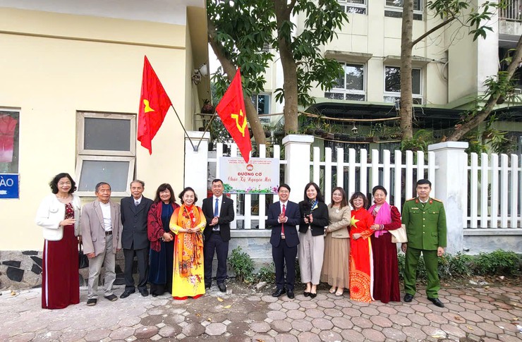 Ủy ban MTTQ Việt Nam phường chỉ đạo Ban công tác Mặt trận Tổ dân phố số 16, cụm Giang Biên ra mắt mô hình chào mừng chào mừng Đại hội Đảng lần thứ XIV và bầu cử Quốc hội, HĐND các cấp.- Ảnh 3.