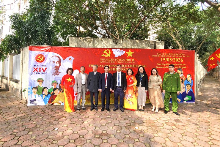 Ủy ban MTTQ Việt Nam phường chỉ đạo Ban công tác Mặt trận Tổ dân phố số 16, cụm Giang Biên ra mắt mô hình chào mừng chào mừng Đại hội Đảng lần thứ XIV và bầu cử Quốc hội, HĐND các cấp.- Ảnh 6.