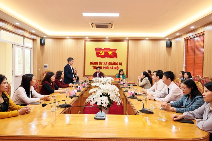 Đảng ủy xã Quảng Bị: công bố và trao Quyết định về công tác cán bộ

- Ảnh 1.