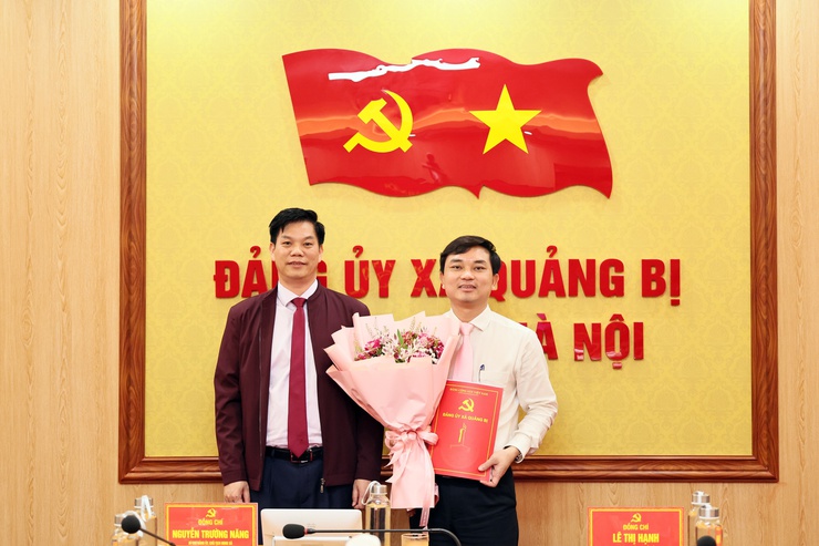Đảng ủy xã Quảng Bị: công bố và trao Quyết định về công tác cán bộ

- Ảnh 2.