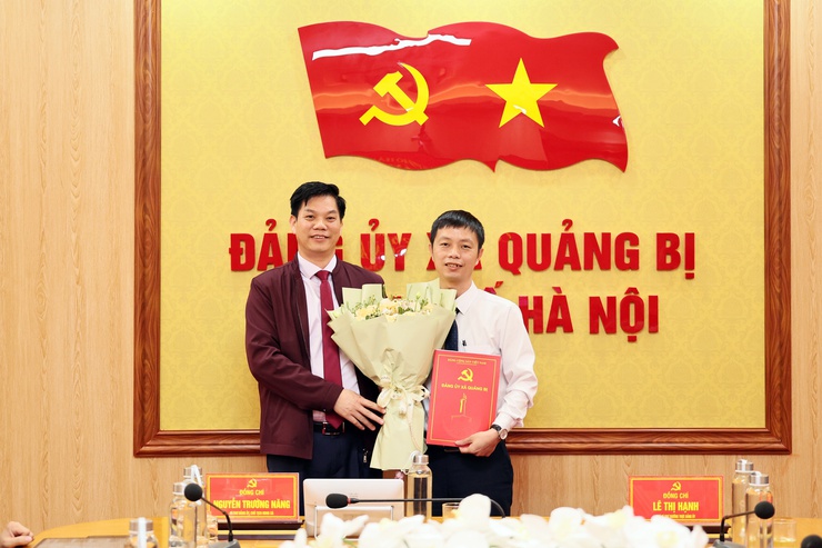 Đảng ủy xã Quảng Bị: công bố và trao Quyết định về công tác cán bộ

- Ảnh 3.