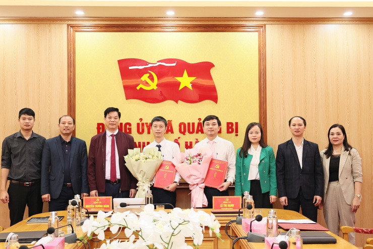 Đảng ủy xã Quảng Bị: công bố và trao Quyết định về công tác cán bộ

- Ảnh 4.
