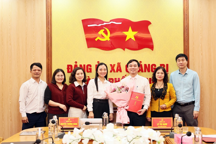 Đảng ủy xã Quảng Bị: công bố và trao Quyết định về công tác cán bộ

- Ảnh 5.