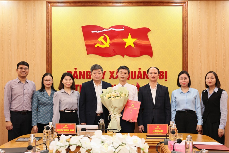 Đảng ủy xã Quảng Bị: công bố và trao Quyết định về công tác cán bộ

- Ảnh 6.