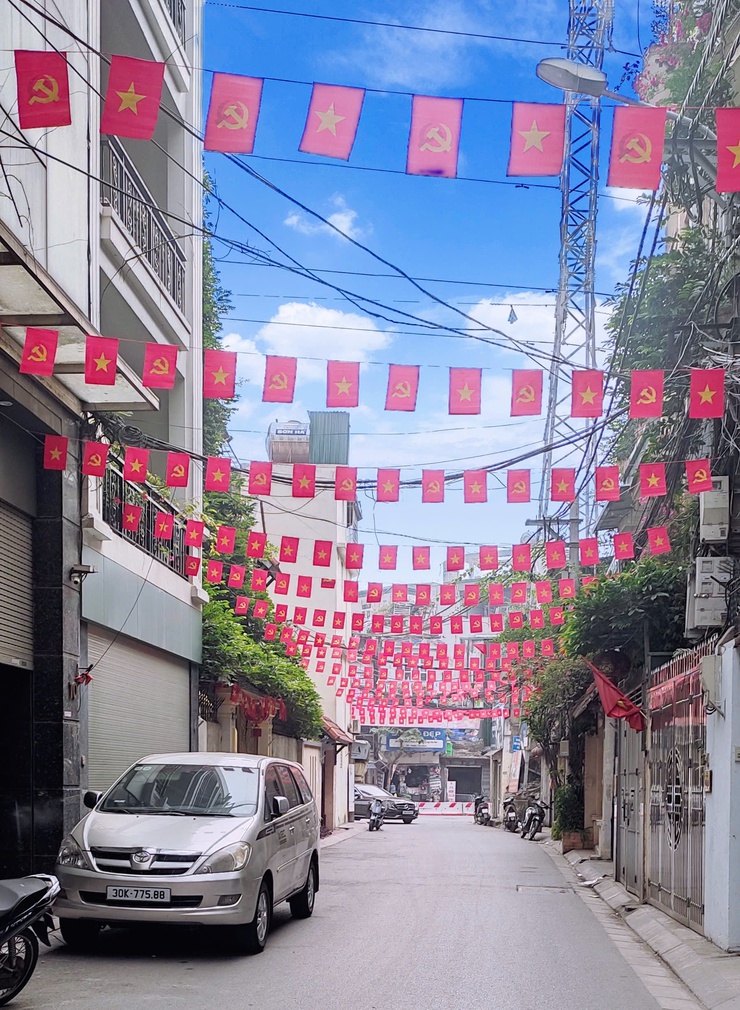 Phường Vĩnh Tuy đẩy mạnh công tác trang trí, tuyên truyền chào mừng Đại hội đại biểu toàn quốc lần thứ XIV của Đảng.- Ảnh 9.