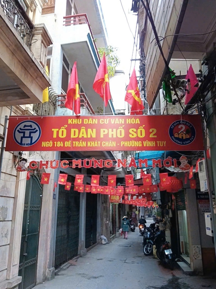 Phường Vĩnh Tuy đẩy mạnh công tác trang trí, tuyên truyền chào mừng Đại hội đại biểu toàn quốc lần thứ XIV của Đảng.- Ảnh 5.