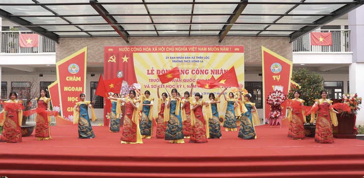 Trường THCS Võng La tổ chức Lễ đón nhận Bằng công nhận trường đạt chuẩn quốc gia mức độ II và sơ kết học lỳ I,&nbsp;năm học 2025 – 2026- Ảnh 7.